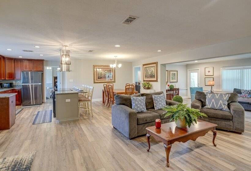 Vibrant Lakeland Home: 1 Mi To Lake Hollingsworth!