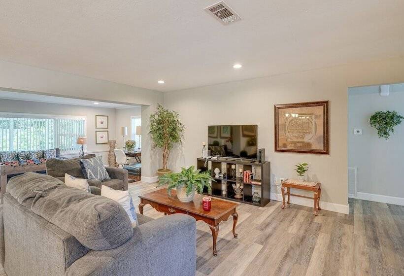 Vibrant Lakeland Home: 1 Mi To Lake Hollingsworth!