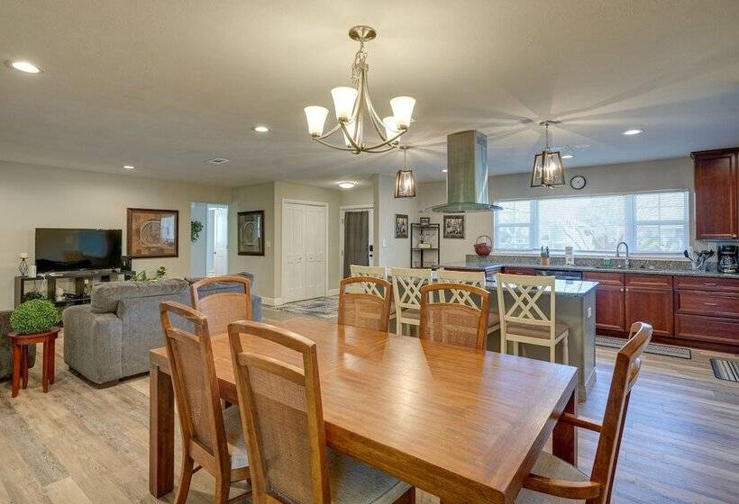 Vibrant Lakeland Home: 1 Mi To Lake Hollingsworth!