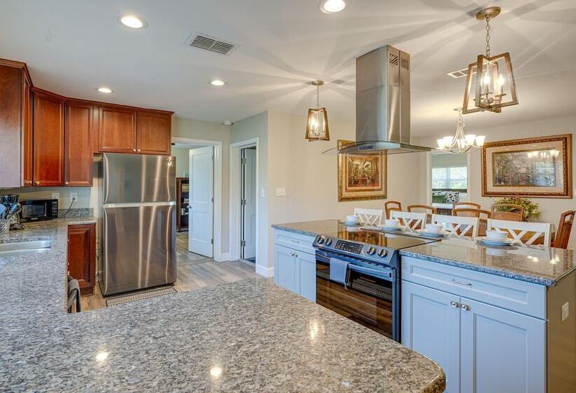 Vibrant Lakeland Home: 1 Mi To Lake Hollingsworth!