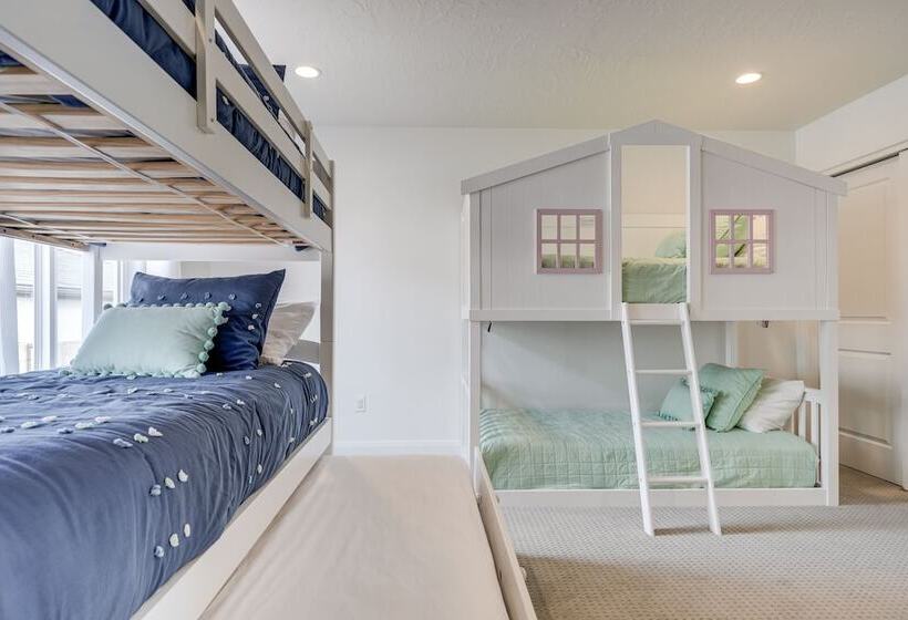 Washington Home W/ Swim Spa   Near Hiking Trails!