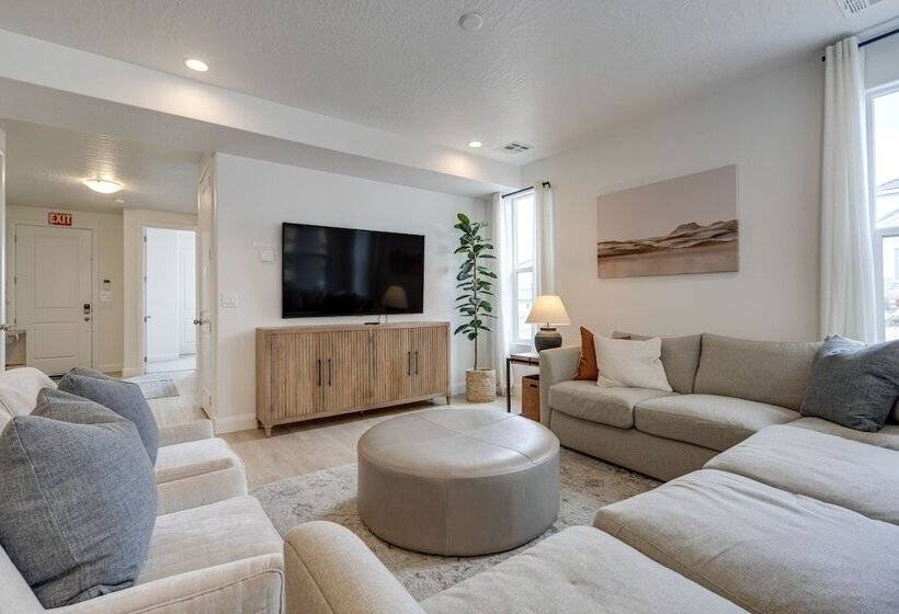 Washington Home W/ Swim Spa   Near Hiking Trails!