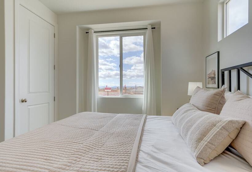 Washington Home W/ Swim Spa   Near Hiking Trails!