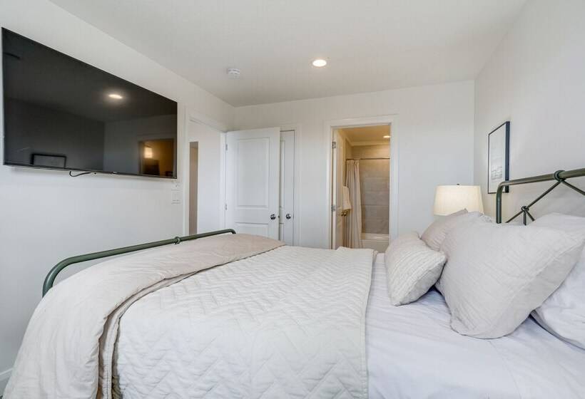 Washington Home W/ Swim Spa   Near Hiking Trails!