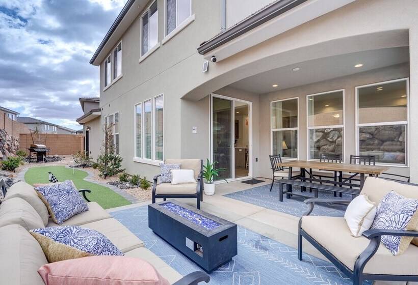 Washington Home W/ Swim Spa   Near Hiking Trails!