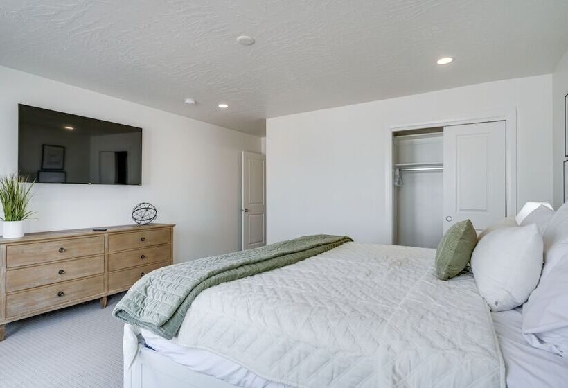 Washington Home W/ Swim Spa   Near Hiking Trails!