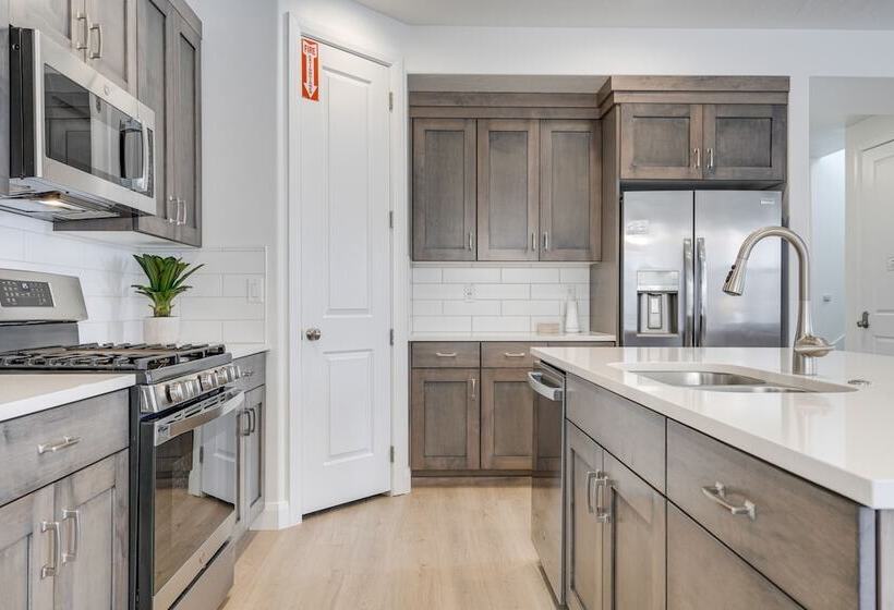 Washington Home W/ Swim Spa   Near Hiking Trails!