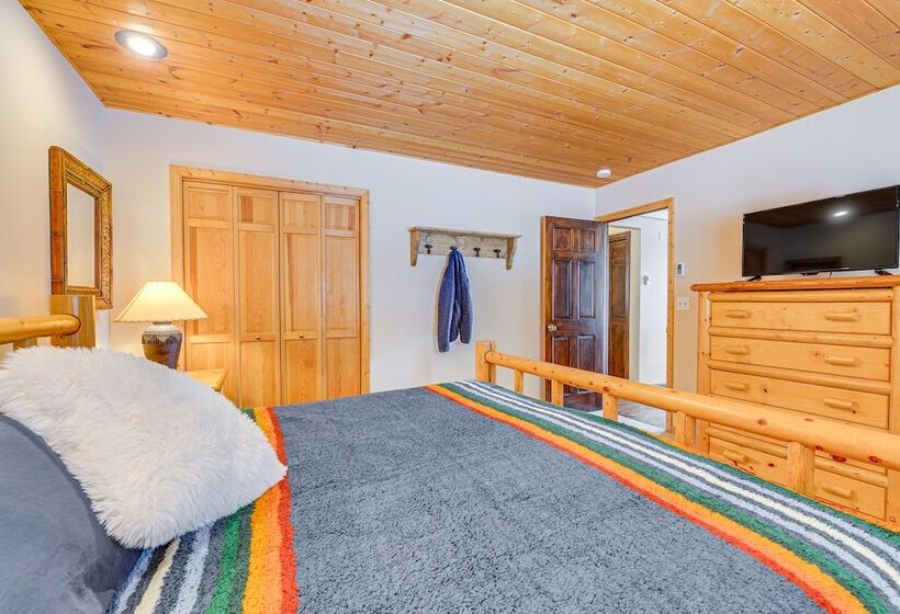 Wyoming Cabin W/ Hot Tub & Mountain View Deck