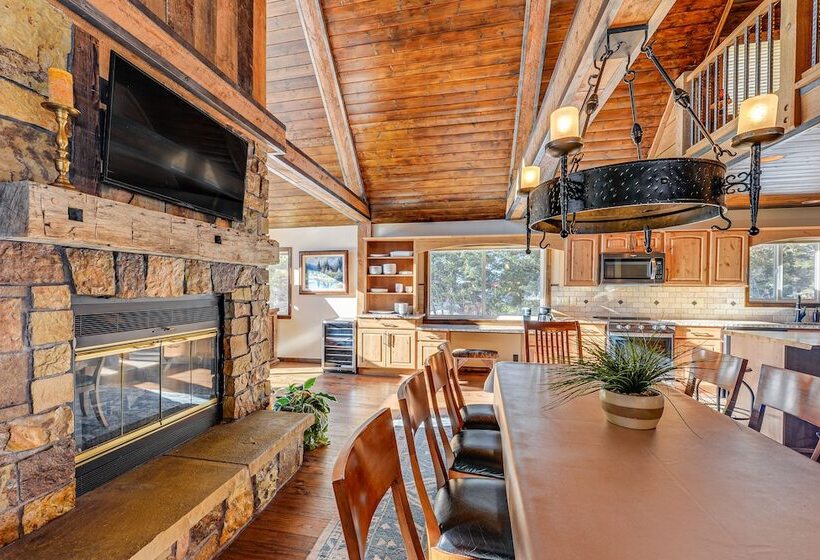 Wyoming Cabin W/ Hot Tub & Mountain View Deck