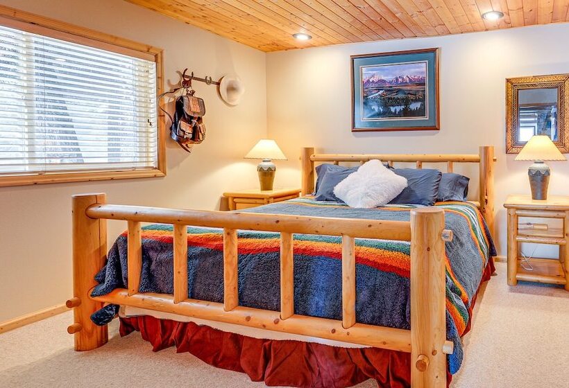 Wyoming Cabin W/ Hot Tub & Mountain View Deck