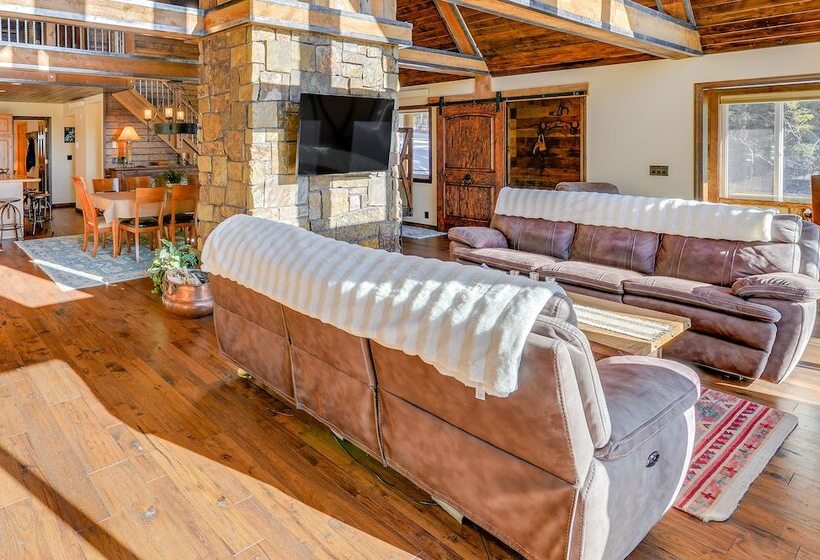 Wyoming Cabin W/ Hot Tub & Mountain View Deck