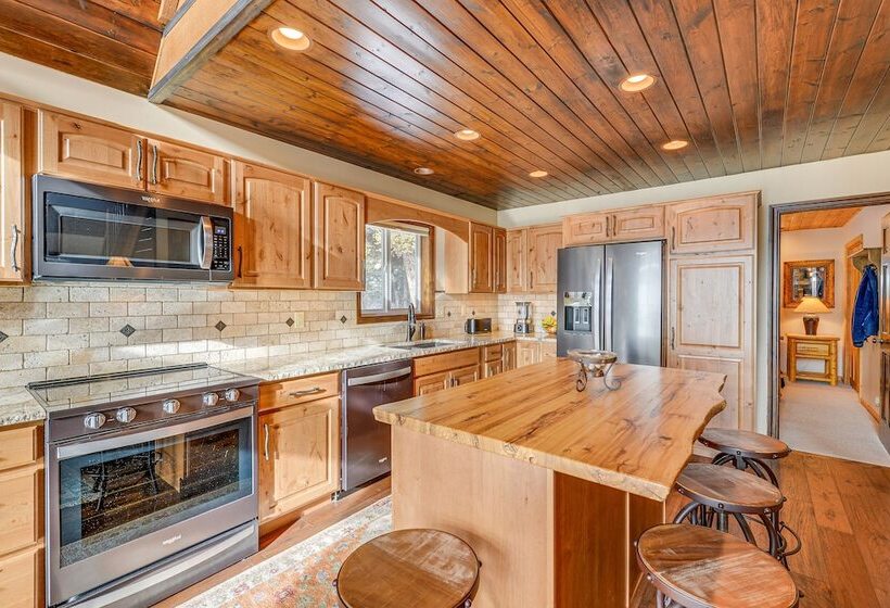 Wyoming Cabin W/ Hot Tub & Mountain View Deck