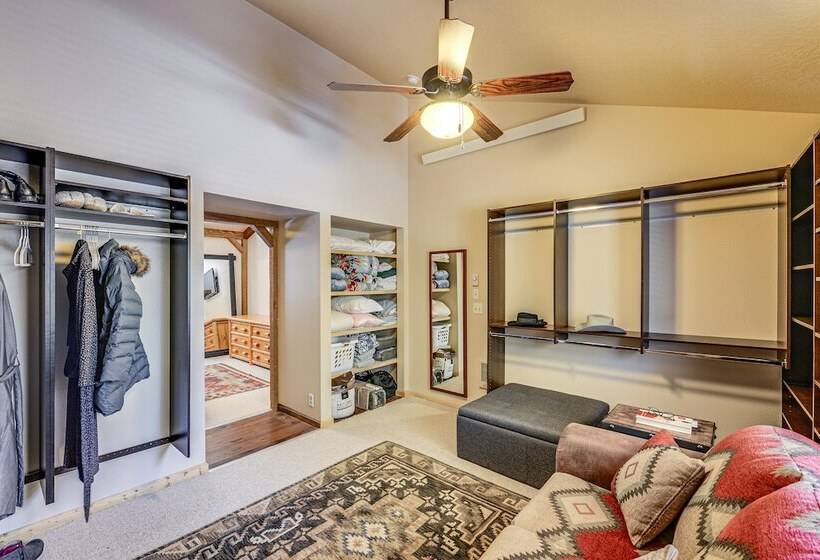 Wyoming Cabin W/ Hot Tub & Mountain View Deck