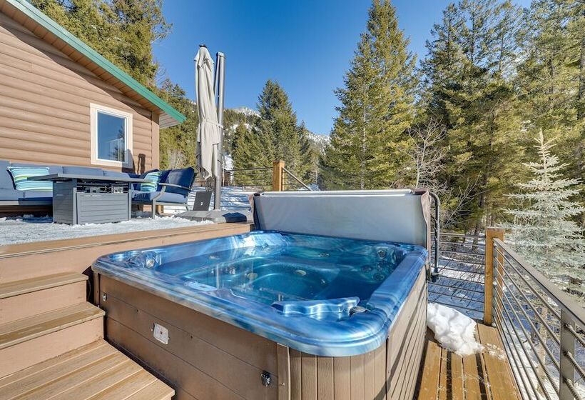 Wyoming Cabin W/ Hot Tub & Mountain View Deck
