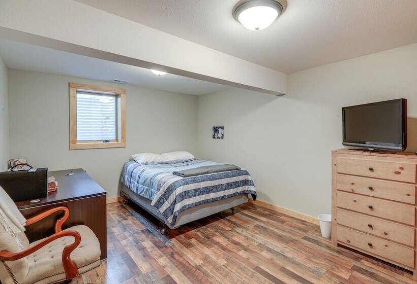 Yankton Vacation Home W/ Hot Tub & River Views