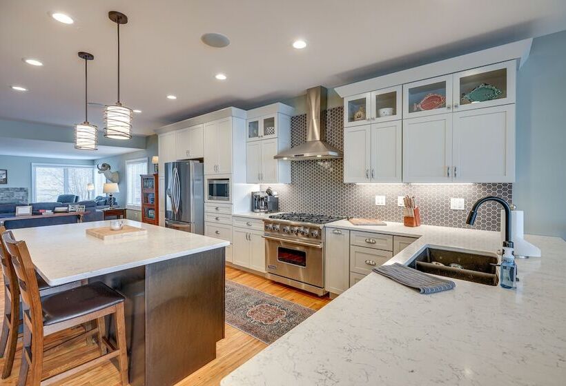 Yankton Vacation Home W/ Hot Tub & River Views