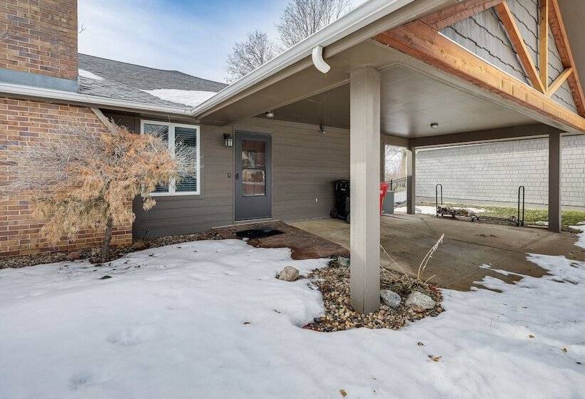 Yankton Vacation Home W/ Hot Tub & River Views