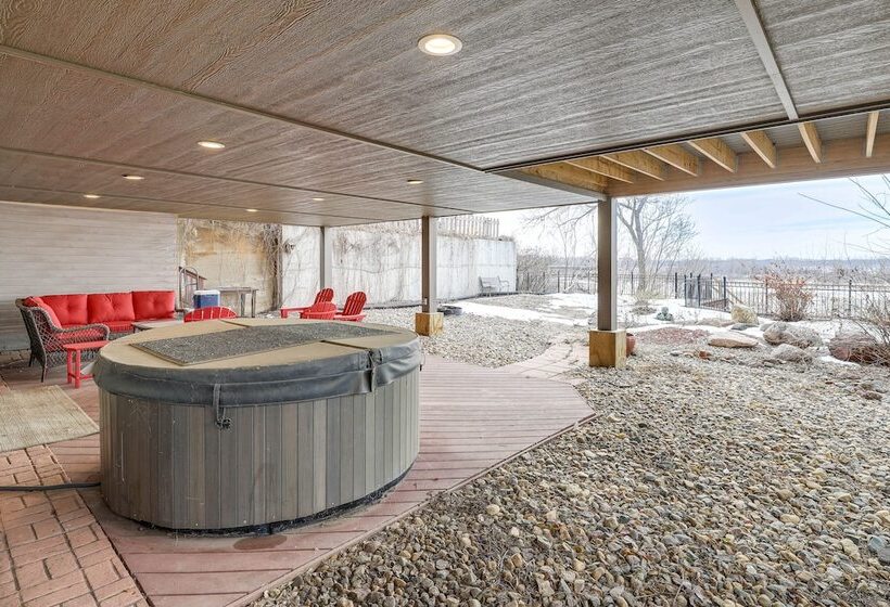 Yankton Vacation Home W/ Hot Tub & River Views