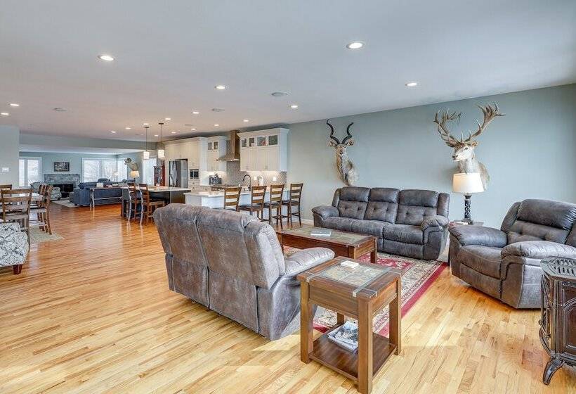 Yankton Vacation Home W/ Hot Tub & River Views