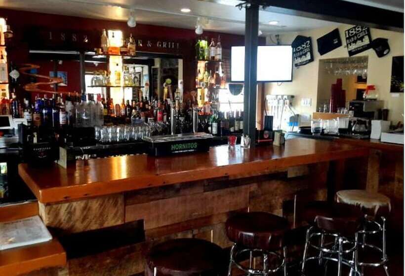 1882 Bar And Grill At River Street Inn