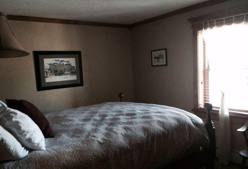 1882 Bar And Grill At River Street Inn