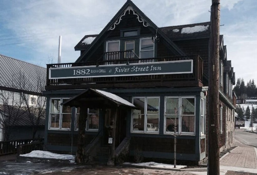 1882 Bar And Grill At River Street Inn
