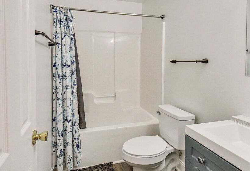 Athens Home W/ Deck, 1 Mi To Downtown!