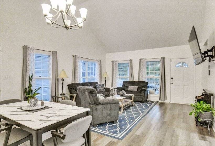 Athens Home W/ Deck, 1 Mi To Downtown!