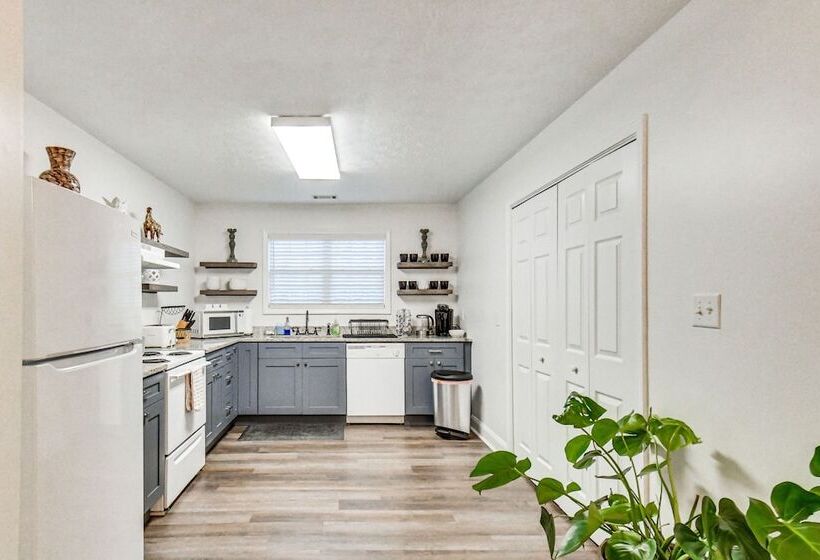 Athens Home W/ Deck, 1 Mi To Downtown!