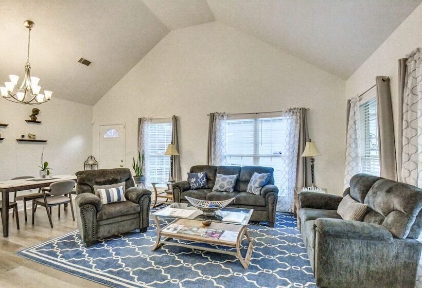 Athens Home W/ Deck, 1 Mi To Downtown!