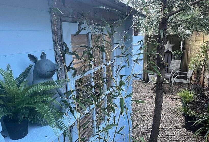 Beautiful Cosy Garden Cabin, 5min Walk To Beach