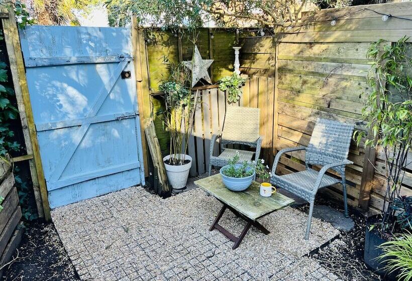 Beautiful Cosy Garden Cabin, 5min Walk To Beach