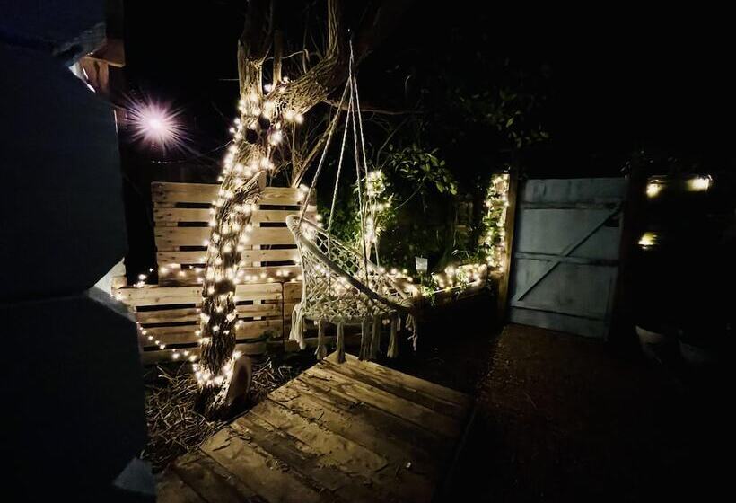 Beautiful Cosy Garden Cabin, 5min Walk To Beach