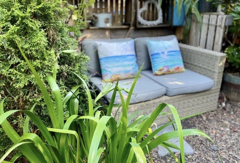 Beautiful Cosy Garden Cabin, 5min Walk To Beach