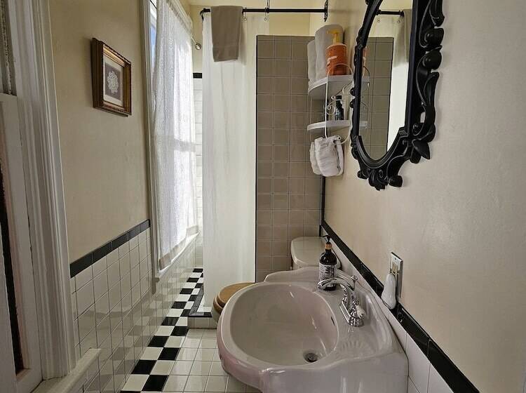 مبيت وإفطار Starrett House