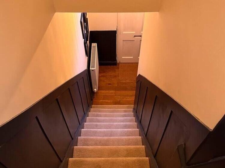 Captivating 3 Bed Cottage In Saltaire