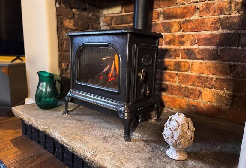 Captivating 3 Bed Cottage In Saltaire