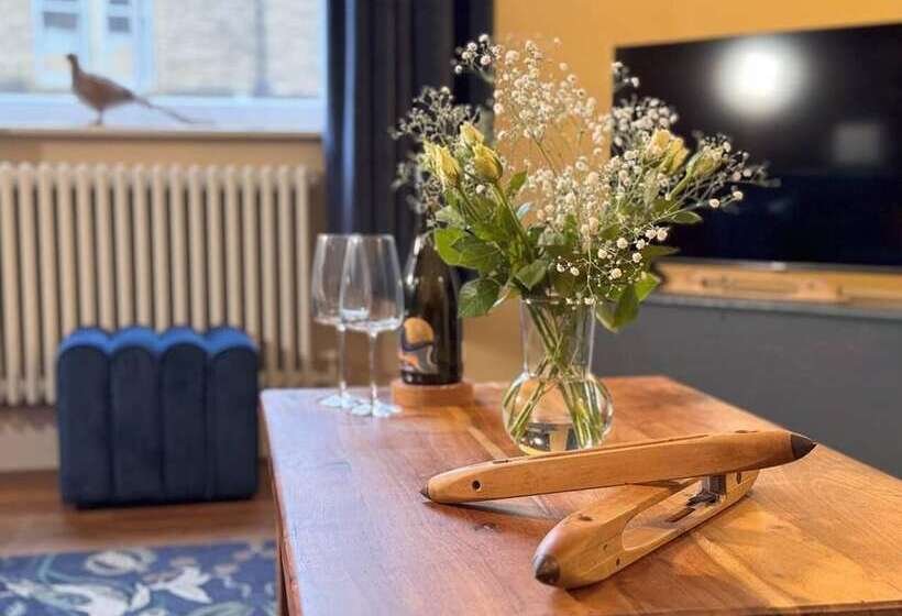 Captivating 3 Bed Cottage In Saltaire