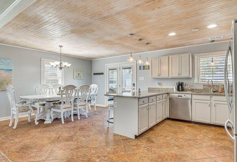 Charming Beaufort Home W/ Deck + Gas Grill!