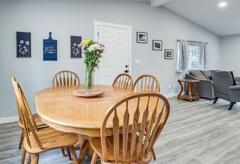 Charming Stayton Home W/ Deck + Smart Tv!