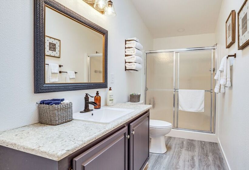 Charming Stayton Home W/ Deck + Smart Tv!