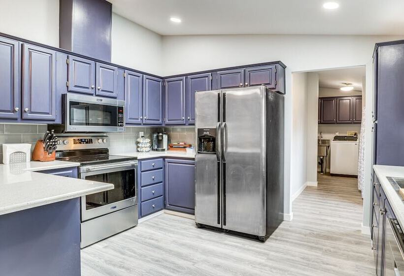 Charming Stayton Home W/ Deck + Smart Tv!