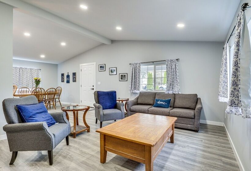 Charming Stayton Home W/ Deck + Smart Tv!