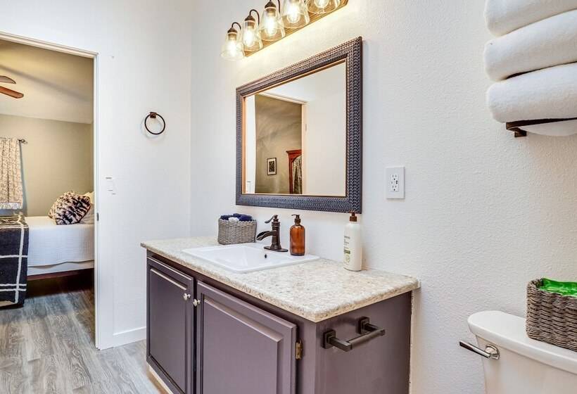 Charming Stayton Home W/ Deck + Smart Tv!