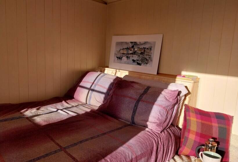 Cosy Shepherds Hut In Carmarthen