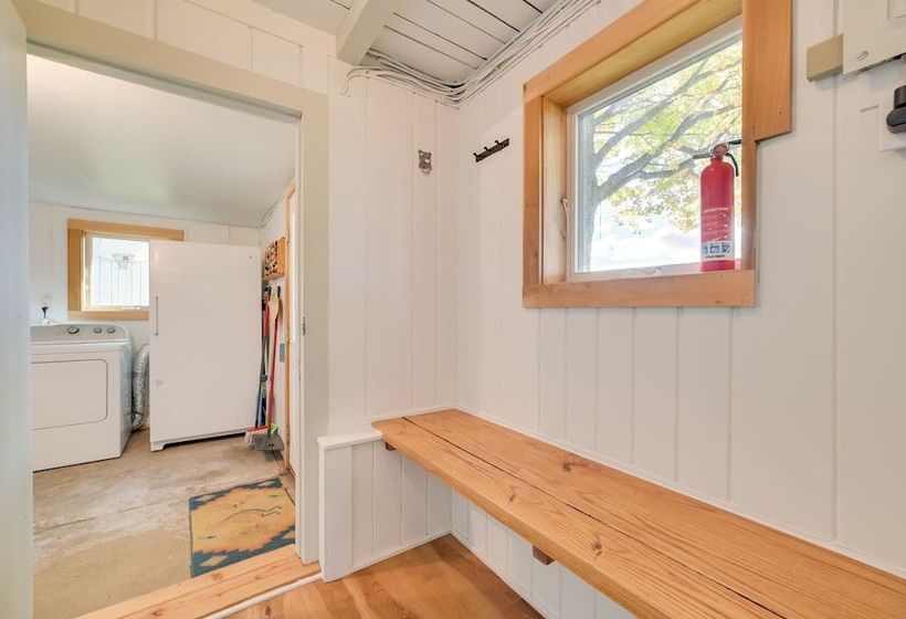 Cozy Harbor Springs Vacation Rental, 13 Mi To Town