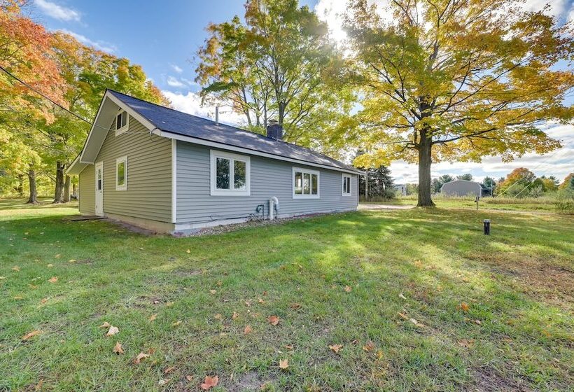 Cozy Harbor Springs Vacation Rental, 13 Mi To Town