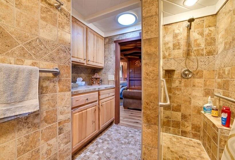 Cozy Harbor Springs Vacation Rental, 13 Mi To Town