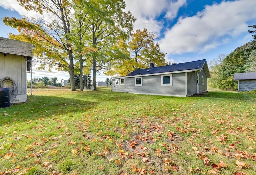Cozy Harbor Springs Vacation Rental, 13 Mi To Town