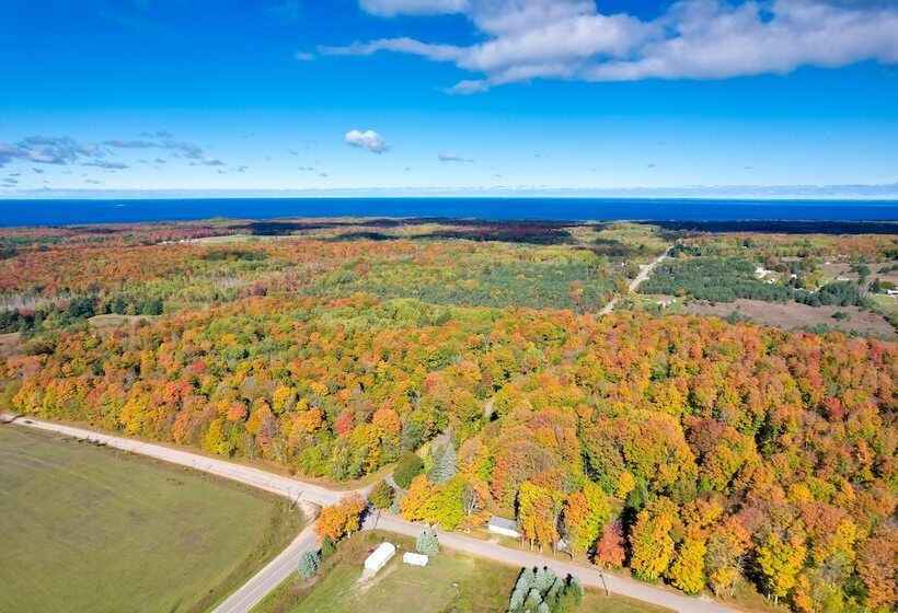 Cozy Harbor Springs Vacation Rental, 13 Mi To Town